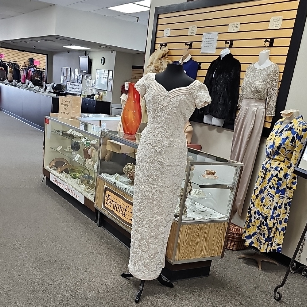 Elegant Ivory Beaded Ivory Lace Evening Gown/ Wedding Dress Size 10